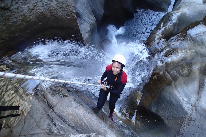 beau rappel dans le canyon de fleur jaune