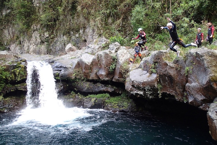 des saut dans le canyon de langevin