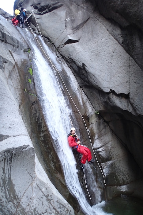 un petit rappel dans le canyoning de fleur jaune